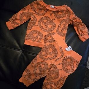 Baby halloween matching outfit with pumpkins